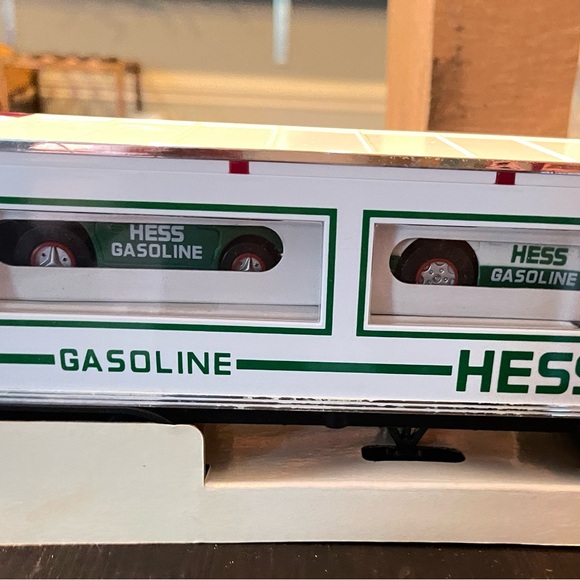 1997 HESS TOY TRUCK AND RACERS NEW IN BOX LIGHTS AND SOUNDS Vintage Exclusive - Picture 12 of 12